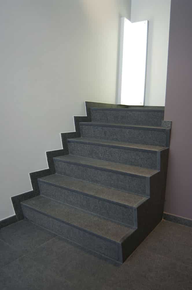 Recouvrement d'escalier pierre bleue moderne